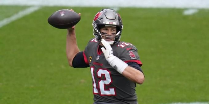 Tom Brady, Quarterback der Tampa Bay Buccaneers, setzt zu einem Pass an. Foto: Jack Dempsey/AP/dpa Tom Brady, Quarterback der Tampa Bay Buccaneers, setzt zu einem Pass an. Foto: Jack Dempsey/AP/dpa