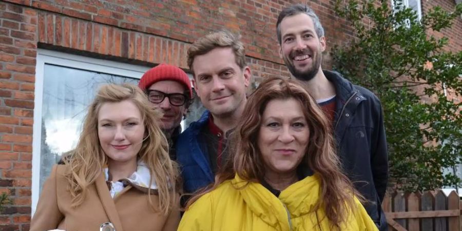 Johanna Christine Gehlen (l-r), Regisseur Matthias Steurer, Sebastian Bezzel, Eva Mattes und Autor Georg Lippert zu Beginn der Dreharbeiten der Serie «Da is' ja nix». Foto: Maximilian Lips/NDR Norddeutscher Rundfunk/dpa