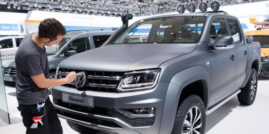 Ein VW Amarok an einem Messestand von Volkswagen Nutzfahrzeuge. Foto: Julian Stratenschulte/dpa/Archiv