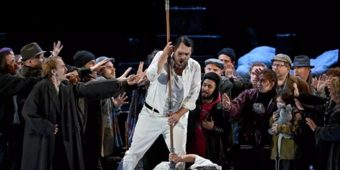 Nina Stemme (als Brünnhilde) und John Lundgren (als Wotan) in der Oper «Die Walküre» von Richard Wagner. Foto: Britta Pedersen/dpa-Zentralbild/dpa Nina Stemme (als Brünnhilde) und John Lundgren (als Wotan) in der Oper «Die Walküre» von Richard Wagner. Foto: Britta Pedersen/dpa-Zentralbild/dpa