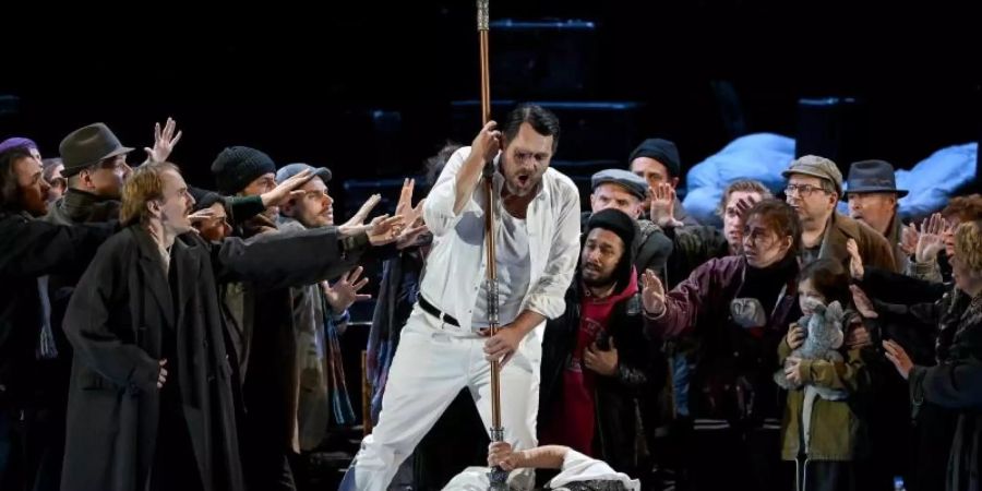 Nina Stemme (als Brünnhilde) und John Lundgren (als Wotan) in der Oper «Die Walküre» von Richard Wagner. Foto: Britta Pedersen/dpa-Zentralbild/dpa