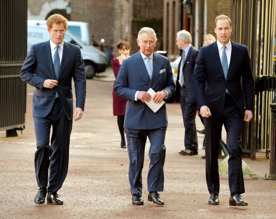 Ein Bild aus alten Tagen: King Charles III. und seine Söhne Prinz Harry (links) und Prinz William.