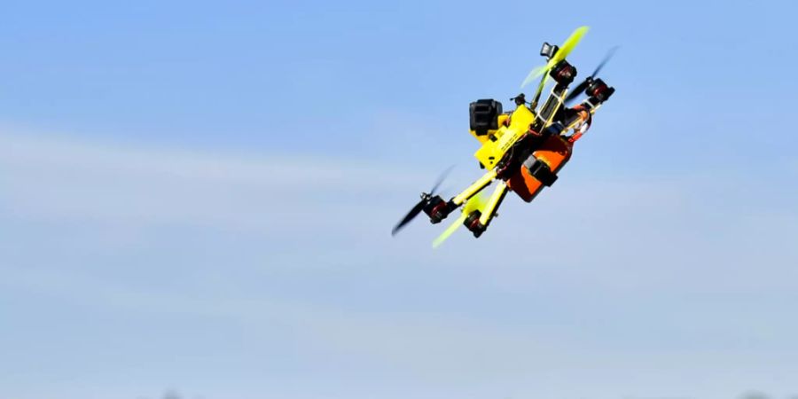 Ein Mann wurde Anfang Woche in Verbier VS von einer Drohne am Kopf verletzt. Ab 2021 soll in der Schweiz für das Steuern von Drohnen ab 250 Gramm eine Lizenz nötig sein.