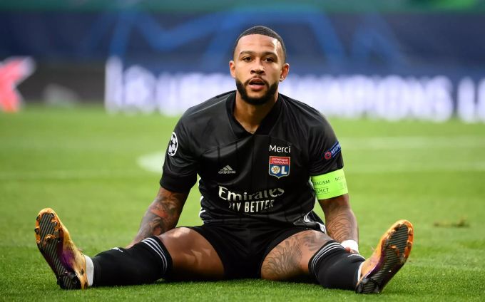 Memphis Depay bleibt nach einer vergebenen Grosschance im Spiel gegen die Bayern enttäuscht sitzen. Memphis Depay Lyon