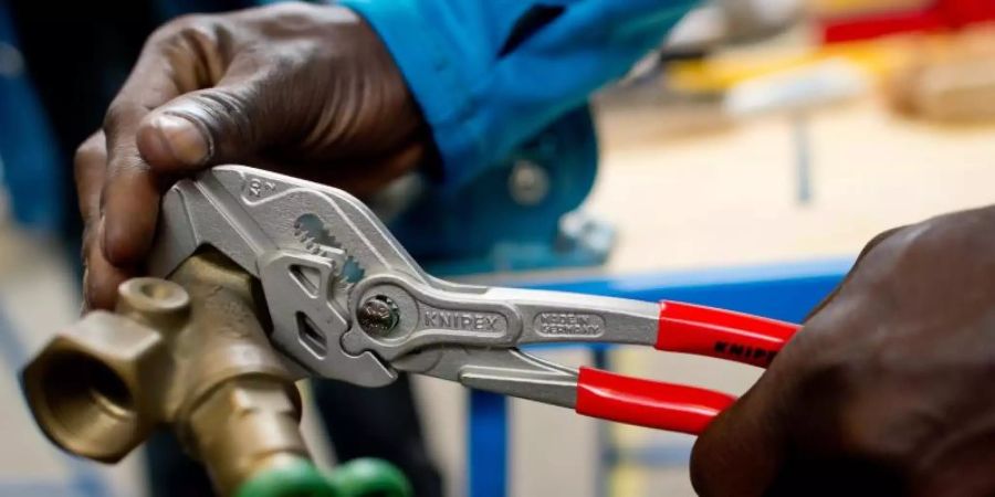 Ein Geflüchteter arbeitet in einer Lernwerkstatt an einem Werkstück. Einer aktuellen Studie zufolge ist ein grosser Teil der zwischen 2013 und 2016 nach Deutschland geflohenen Menschen erwerbstätig. Foto: Sven Hoppe/dpa