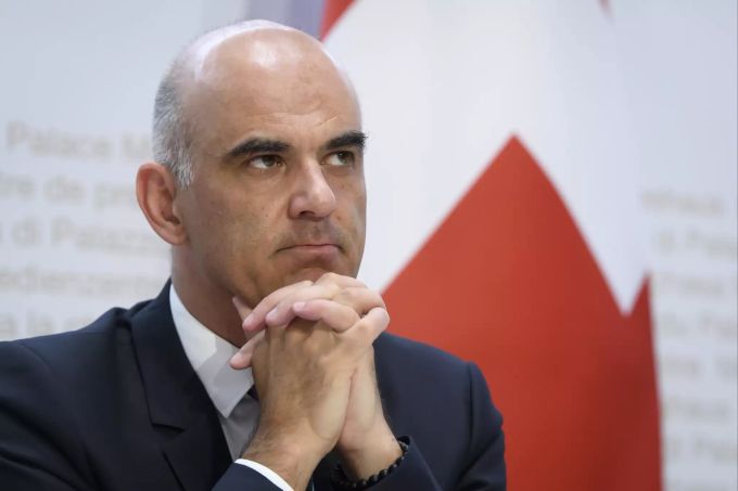 Bundesrat Alain Berset während einer Medienkonferenz nach einem Austausch mit Bundesrat Alain Berset und der Konferenz der kantonalen Gesundheitsdirektorinnen und -direktoren (GDK), am Donnerstag, 20. August 2020 im Medienzentrum in Bern. Berset Stadien Alkoholverbot
