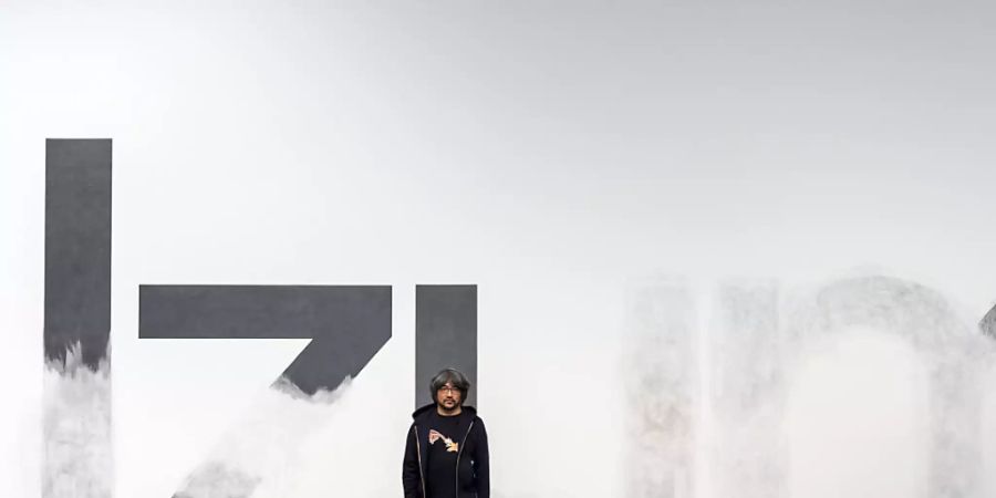 Taro Izumi vor seiner von ihm und seinem Team bearbeiteten Ankündigungswand im Museum Tinguely Basel.