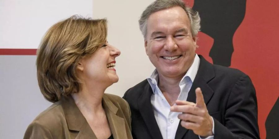 Zogen positive Bilanz: Malu Dreyer (SPD), Ministerpräsidentin von Rheinland-Pfalz, und Nico Hoffmann, Intendant der Nibelungen- Festspiele in Worms. Foto: Carsten Koall/dpa