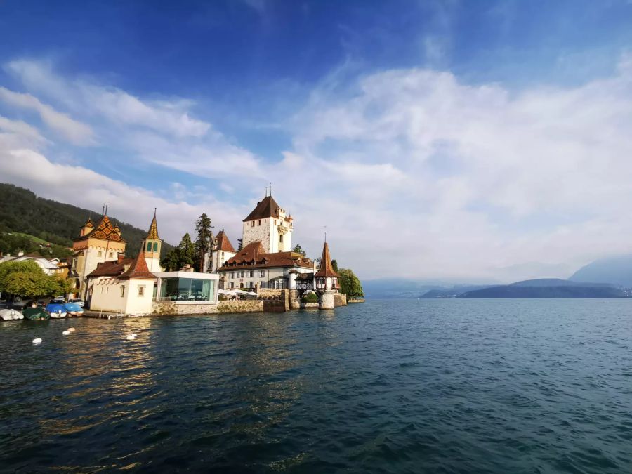 Und im Schloss Oberhofen können Sie die Aussicht über den Thunersee geniesen.