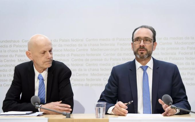 Pascal Strupler, Direktor BAG, rechts, spricht an der Seite von Daniel Koch, Leiter Abteilung übertragbare Krankheiten, BAG, links, während einer Medienkonferenz über die Situation des neuen Coronavirus (2019-nCoV) im Medienzentrum Bundeshaus in Bern, am Dienstag, 25. Februar 2020. CORONAVIRUS, 2019-NCOV, CORONA VIRUS,