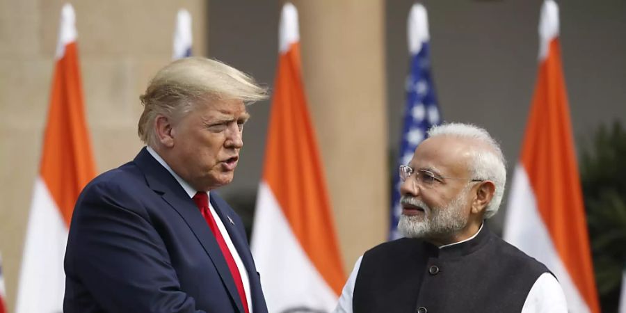 US-Präsident Donald Trump und der indische Ministerpräsident Narendra Modi beim Handshake vor ihren Gesprächen in Neu Delhi.