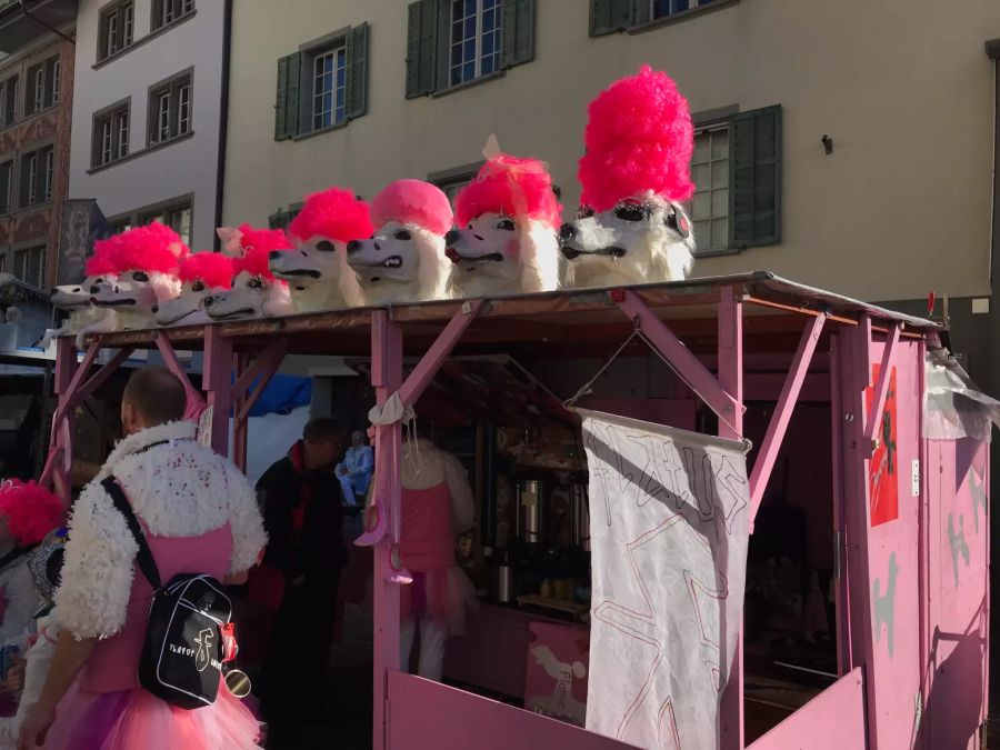 Eindrücklich sind auch die Masken, welche für die Fasnacht hergestellt werden, wie hier in einem Pudel-Salon.