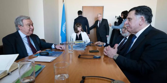 Antonio Guterres (l), Generalsekretär der Vereinten Nationen, spricht mit Fajis al-Sarradsch (r), Ministerpräsident der libyschen Übergangsregierung Government of National Accord (GNA), im Europäischen UN-Hauptsitz. libyen konflikt