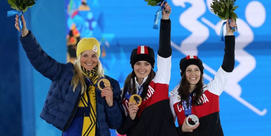 Bei Olympia 2014 in Sotschi gewinnt Holmlund (l.) im Skicross die Bronze-Medaille.