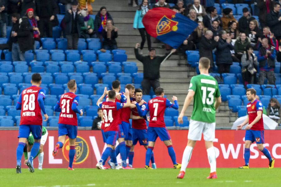 Gegen den FC St. Gallen gehen die Basler dank einem Tor von Kevin Bua mit 1:0 in Führung.