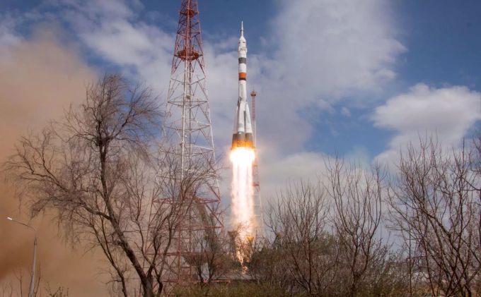 Ein von der russischen State Space Corporation Roskosmos zur Verfügung gestelltes Handout-Bild zeigt die russische Sojus-2.1a-Trägerrakete mit dem bemannten Sojus MS-16-Raumschiff. coronavirus ISS