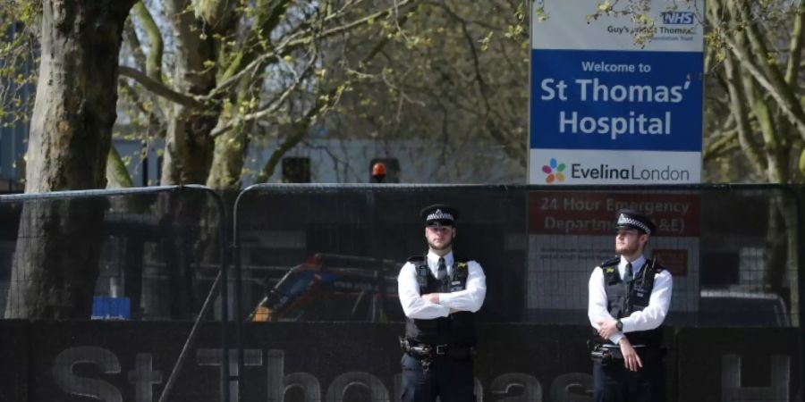 Polizisten vor dem St.-Thomas-Krankenhaus in London