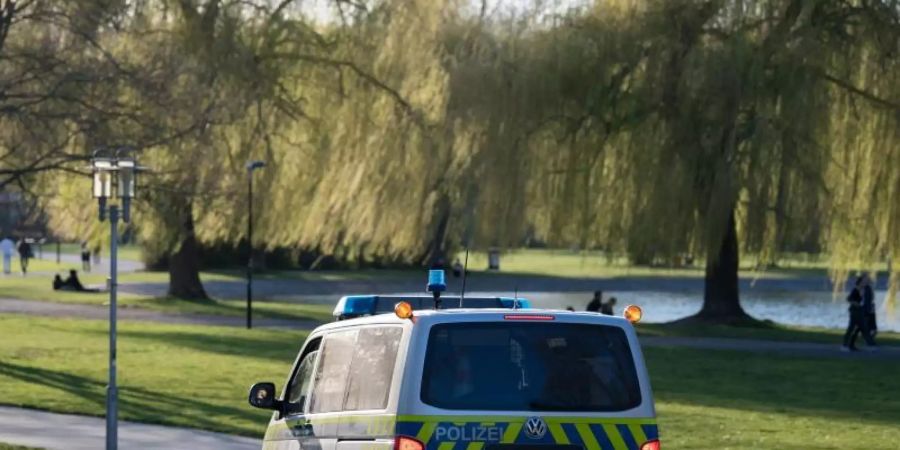 Polizei in Halle/Saale auf Streife. Bei frühsommerlichen Temperaturen fällt es vielen schwer, die Ausgangsbeschränkungen einzuhalten. Foto: Hendrik Schmidt/dpa-Zentralbild/dpa