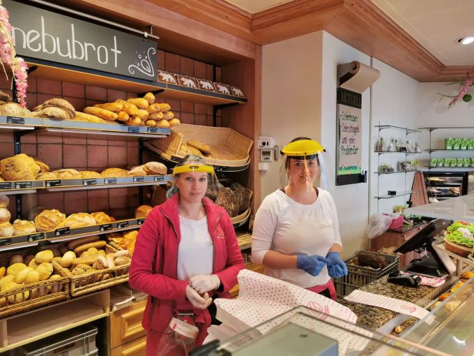 Da staunen die Kunden. Wegen des Coronavirus wird in der Bäckerei Bohnenblust in Bern mit Helm bedient. Bäckerei Bohnenblust