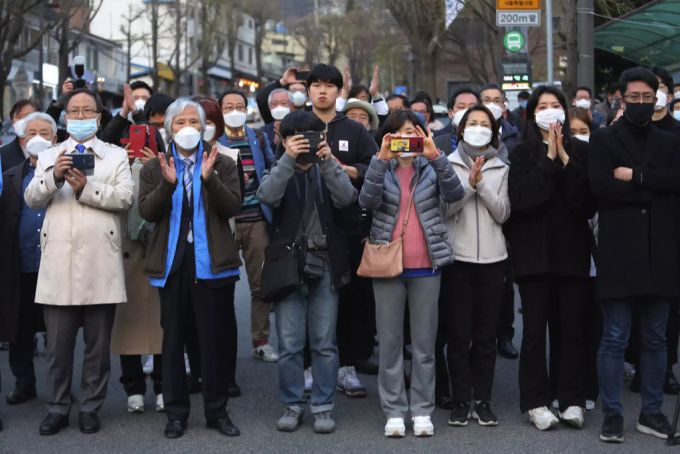 Menschen warten in der Südkoreanischen Hauptstadt Seoul. korea