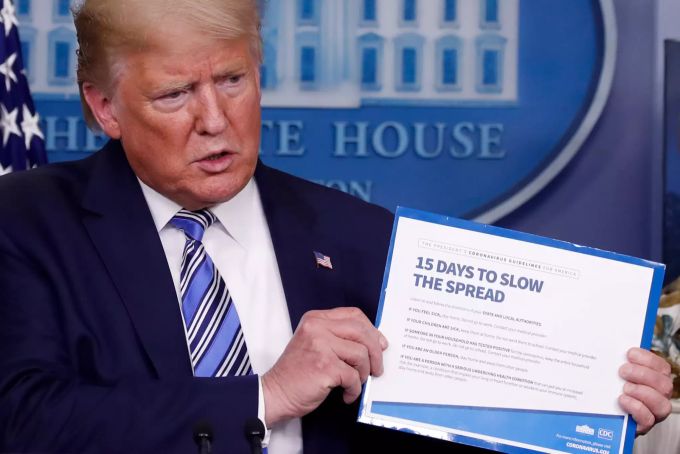 Donald Trump, Präsident der USA, hält während einer Pressekonferenz zur Corona-Pandemie im James-Brady-Raum des Weissen Hauses ein Schild mit der Aufschrift «15 Tage, um die Ausbreitung zu verlangsamen». Coronavirus - USA