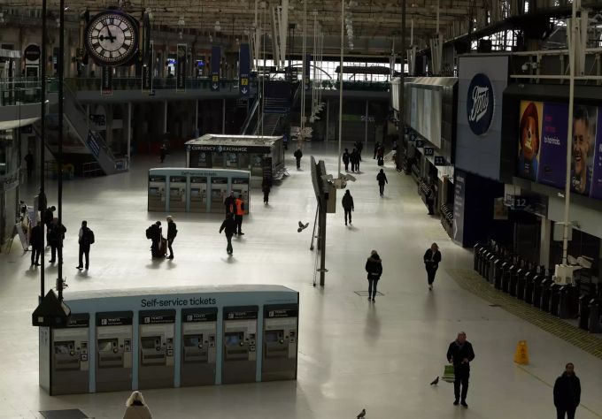 Einige Pendler gehen durch die Bahnhofshalle in der Londoner «Waterloo Station» zu einer sonst geschäftigen Hauptverkehrszeit. Coronavirus - Grossbritannien