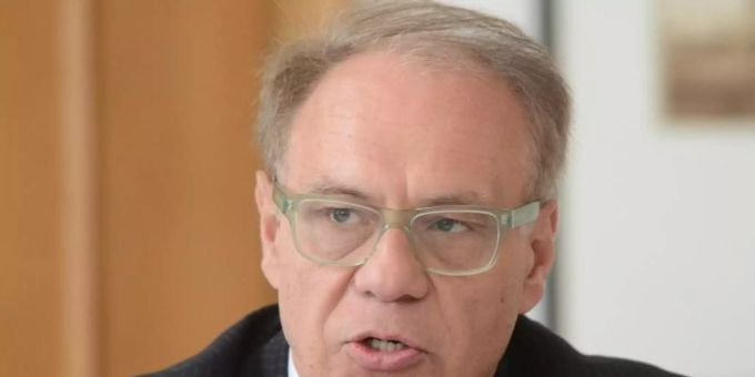 Berlin - Wirtschaft wartet dringend auf Staatshilfen