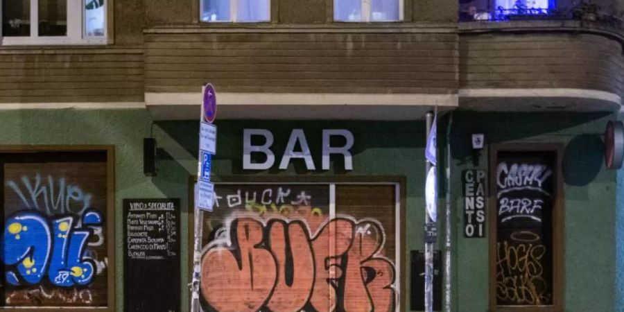 Eine geschlossene Bar in Berlin. Bars und Kneipen sind zum Teil bereits länger geschlossen als Restaurants. Foto: Christophe Gateau/dpa