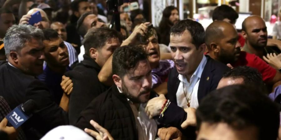 Oppositionschef Juan Guaidó bei seiner Ankunft am Flughafen von Caracas