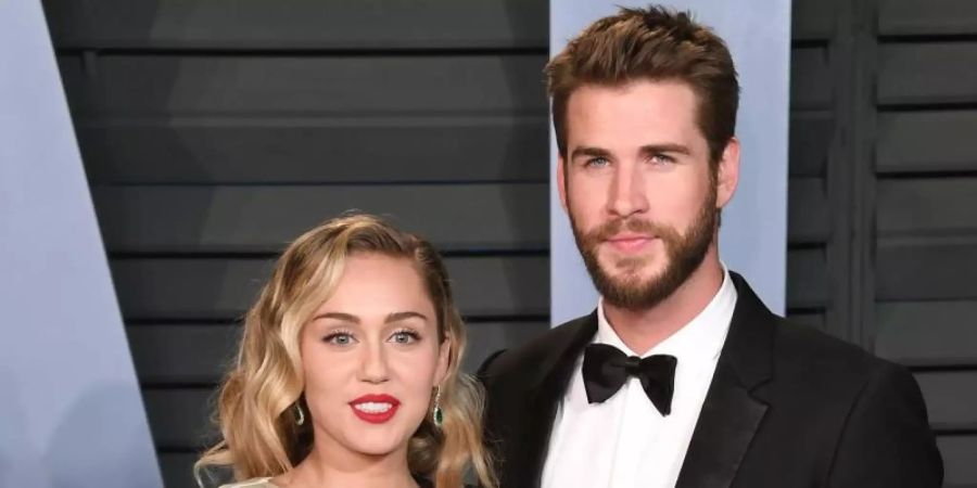 Miley Cyrus und Liam Hemsworth kommen 2018 in Beverly Hills zur Vanity Fair Oscar Party. Foto: -/PA/dpa