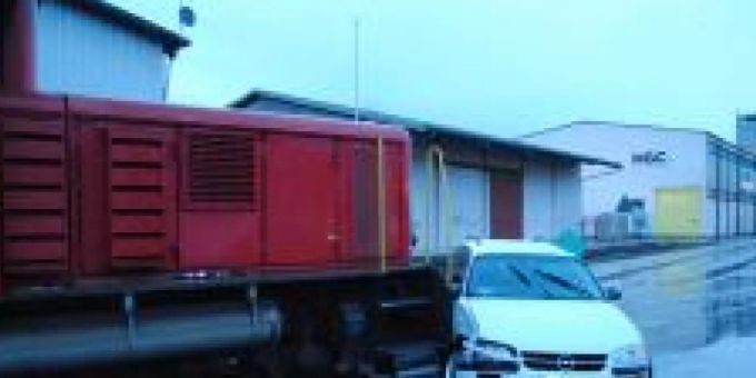 In Schaffhausen sind am Dienstagabend ein Auto und eine Rangierlokomotive zusammengestossen. Der Unfall verlief glimpflich. Es gab keine Verletzten. (Bild: Schaffhauser Polizei) In Schaffhausen sind am Dienstagabend ein Auto und eine Rangierlokomotive zusammengestossen. Der Unfall verlief glimpflich. Es gab keine Verletzten. (Bild: Schaffhauser Polizei)
