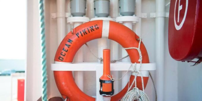 Ein Rettungsring der «Ocean Viking» im Juli im Hafen von Marseille Ein Rettungsring der «Ocean Viking» im Juli im Hafen von Marseille