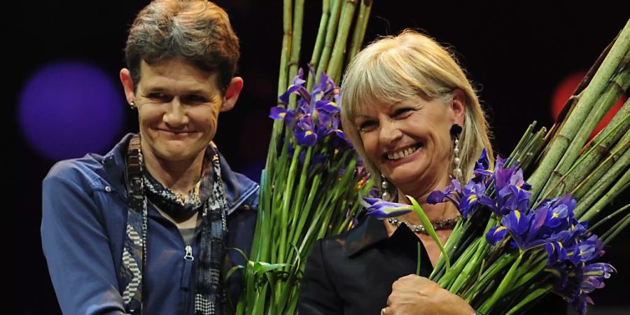 Die Whistleblowerinnen Margrit Zopfi (rechts) und Esther Wyler deckten Unregelmässigkeiten in der Zürcher Sozialhilfe auf. Dafür wurden sie wegen Amtsgeheimnisverletzung verurteilt - und mit dem Prix Courage ausgezeichnet. (Archivbild)