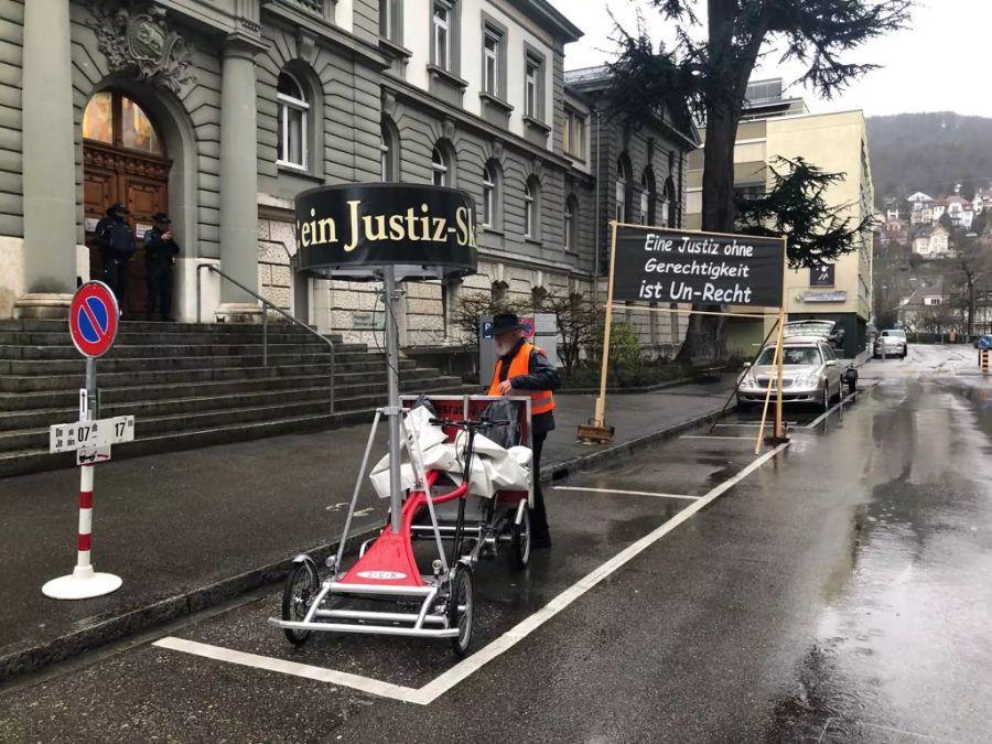 Johannes Zweifel baut die Protestaktion auf.