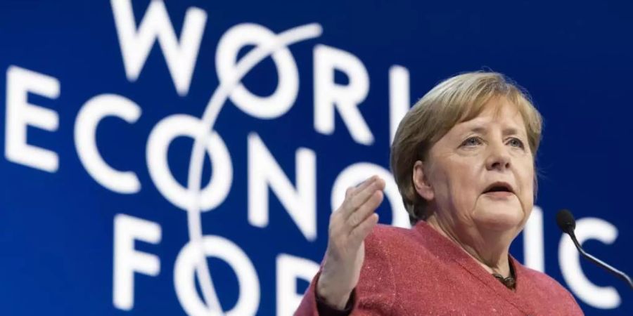 «Der Preis des Nichthandelns ist viel höher als der Preis des Handelns.»: Bundeskanzlerin Angela Merkel spricht beim Weltwirtschaftsforum in Davos. Foto: Gian Ehrenzeller/KEYSTONE/dpa