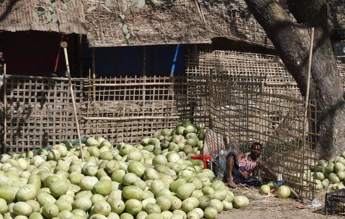 Ein Rohingya-Mann wartet vor seinem Melonenladen auf Kunden. rohingya