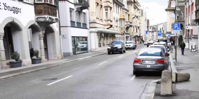 Ungesichertes Auto fährt in Verkehrspoller.