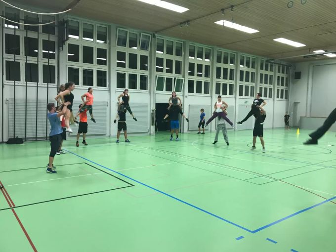 Einfache Akrobatikelemente kann man in einem Schnuppertraining schon ausprobieren. Rock 'n' Roll Club Teddybären