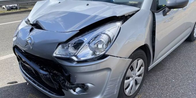 Der Sachschaden wird auf zirka 8'000 Franken geschätzt. Unfall
