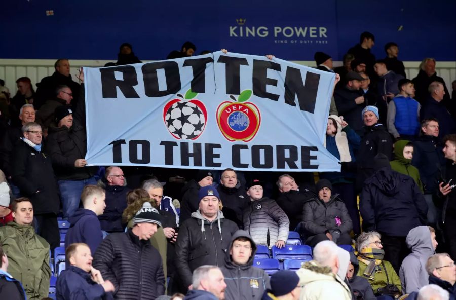 Während des Fussballspiels der englischen Premier League zwischen Leicester City und Manchester City halten Fans ein Banner mit der Aufschrift «Rotten To The Core» («Verfault bis zum Kern») hoch.