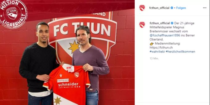 Neuzugang Magnus Breitenmoser und Sportchef Andres Gerber posieren mit einem Trikot des FC Thun. FC Thun