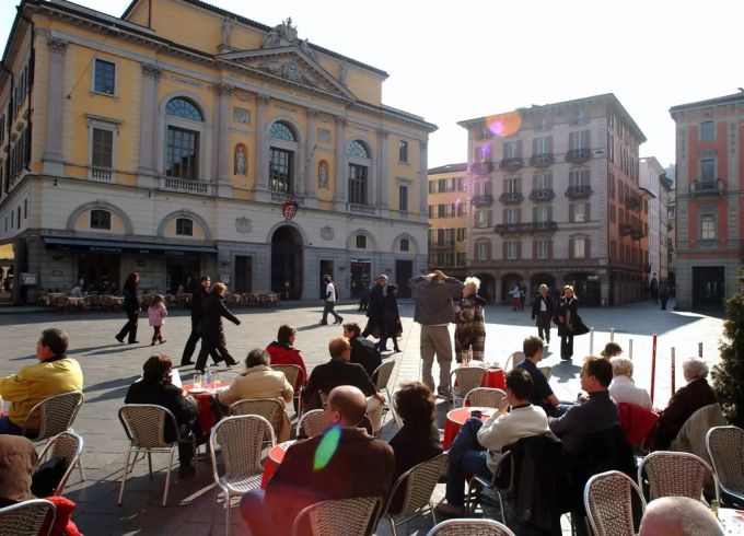 Restaurantgäste in Lugano. lugano