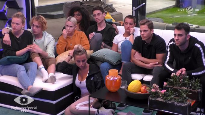 Die «Big Brother»-Bewohner nach der Information zum Corona Virus. Die Stimmung war getrübt. «Big Brother»