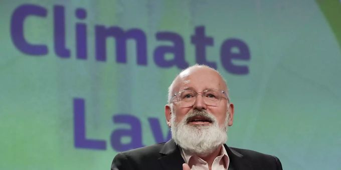 Laut Vizepräsident Frans Timmermans will die EU-Kommission trotz Verschiebung der Weltklimakonferenz an ihren Klimazielen festhalten. Frans Timmermans