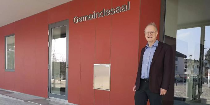 Hans-Jürg Reinhart, Gemeindeammann Möriken-Wildegg, vor dem Gemeindesaal. Hans-Jürg Reinhart