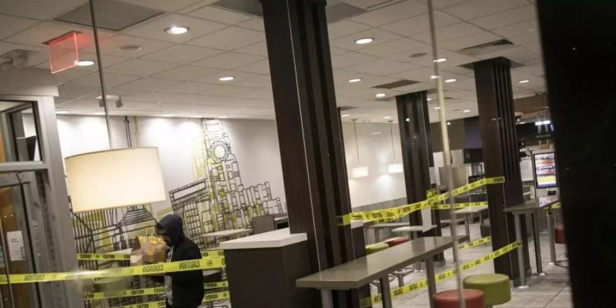 Wie hier in Brooklyn sind auch hierzulande die McDonald's-Restaurant verwaist. Die Mitarbeiter können jetzt bei Aldi aushelfen. Foto: Wong Maye-E/AP/dpa