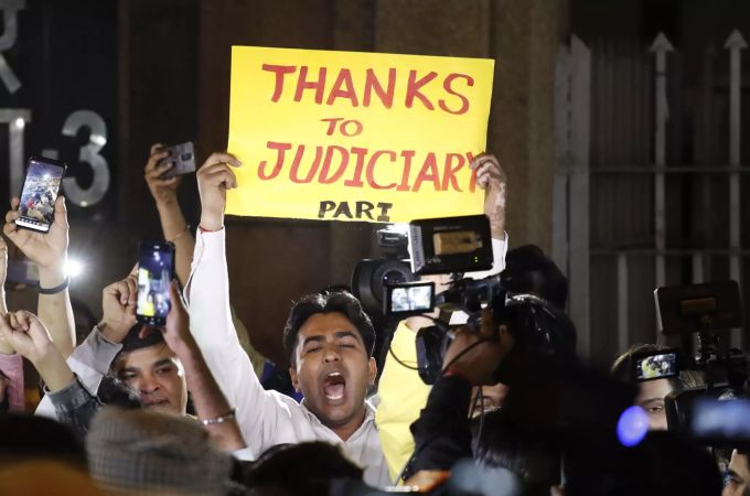 Inder feierten am Freitag die Hinrichtung der Mäner vor dem Gefängnis in Neu Dehli. India Hangings