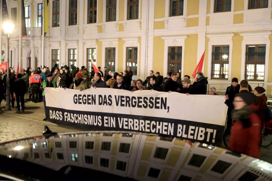 Sachsen-Anhalt, Magdeburg: Unter dem Motto «Gegen Das Vergessen» demonstrieren Menschen vor dem Landtag nach der Wahl des FDP-Abgeordneten Kemmerich zum Ministerpräsidenten von Thüringen.