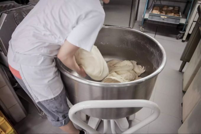 Viel Handarbeit in der Bäckerei Lehmann: «Die perfekte Aromabildung entwickelt sich nach 12 bis 48 Stunden.»