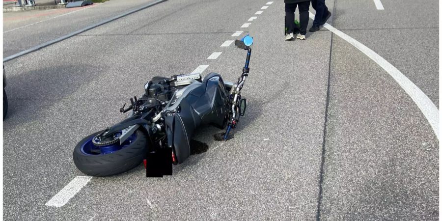 Motorradlenker stürzt beim Einbiegen auf die Strasse